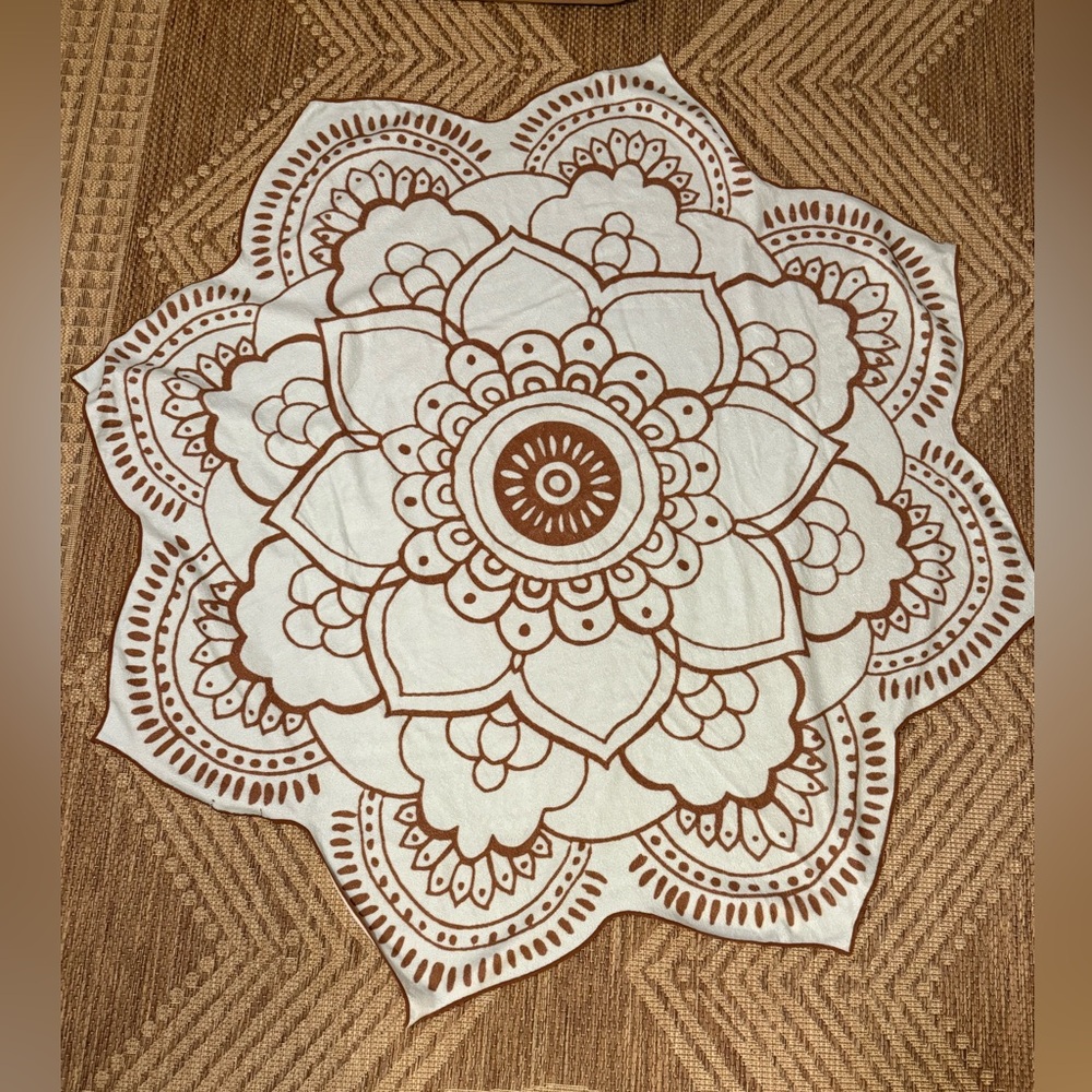 NWOT Vix Paula Hermanny Blue Brown Lotus Flower Beach Towel 58” diameter